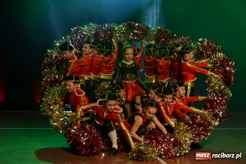 Zdjęcie w galerii na portalu naszraciborz.pl: Jubileusz 30-lecia zespołu tanecznego Uśmiech z udziałem Ani Wyszkoni  wiadomości z regionu