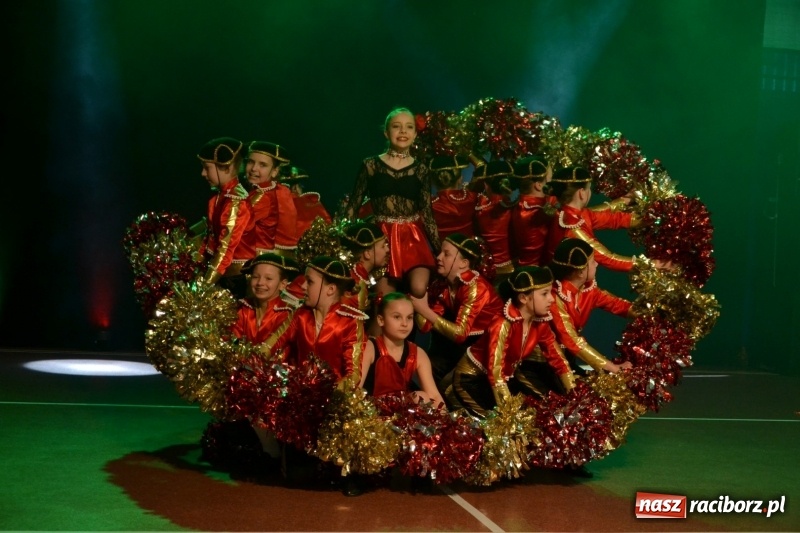 Zdjęcie w galerii na portalu naszraciborz.pl: Jubileusz 30-lecia zespołu tanecznego Uśmiech z udziałem Ani Wyszkoni  wiadomości z regionu
