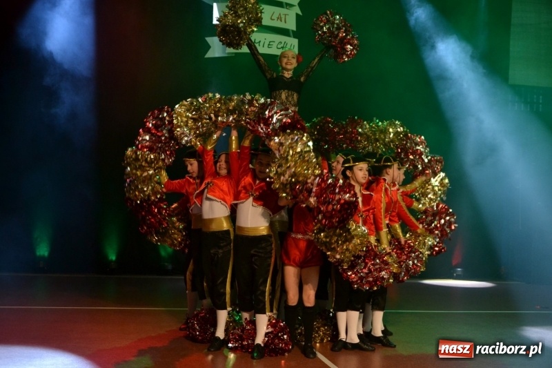 Zdjęcie w galerii na portalu naszraciborz.pl: Jubileusz 30-lecia zespołu tanecznego Uśmiech z udziałem Ani Wyszkoni  wiadomości z regionu