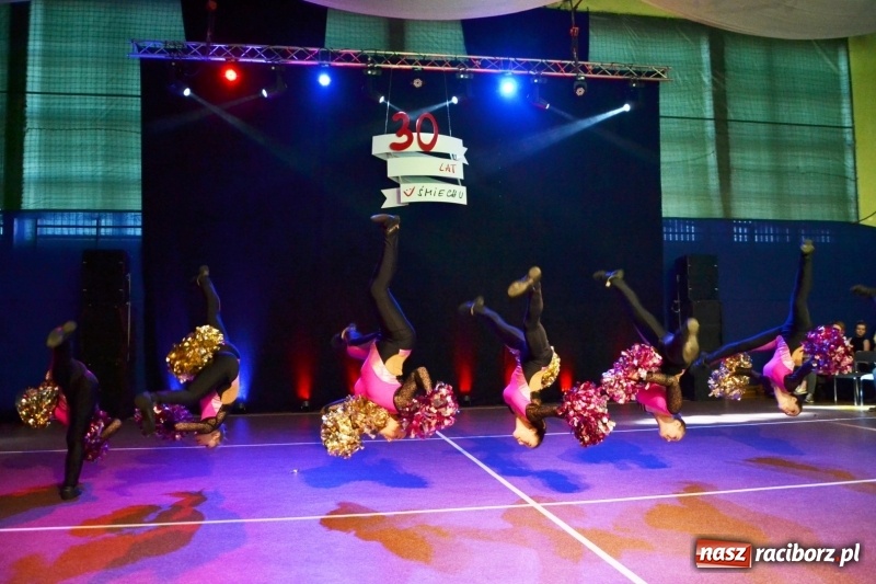 Zdjęcie w galerii na portalu naszraciborz.pl: Jubileusz 30-lecia zespołu tanecznego Uśmiech z udziałem Ani Wyszkoni  wiadomości z regionu