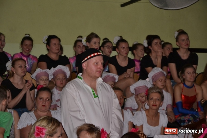 Zdjęcie w galerii na portalu naszraciborz.pl: Jubileusz 30-lecia zespołu tanecznego Uśmiech z udziałem Ani Wyszkoni  wiadomości z regionu