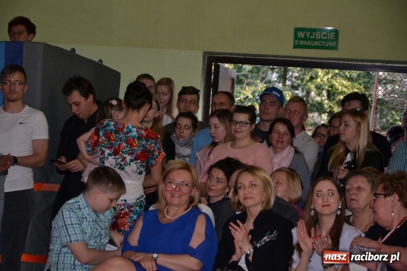 Zdjęcie w galerii na portalu naszraciborz.pl: Jubileusz 30-lecia zespołu tanecznego Uśmiech z udziałem Ani Wyszkoni  wiadomości z regionu