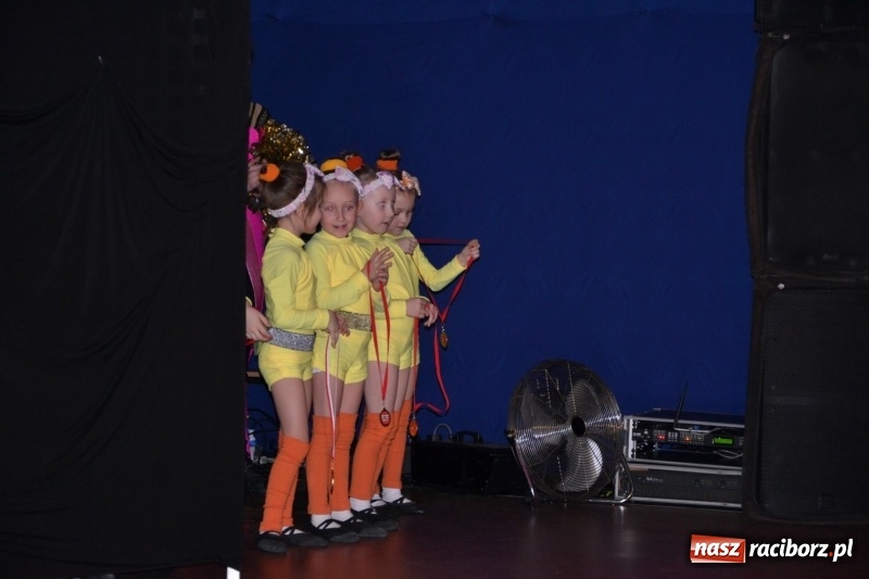 Zdjęcie w galerii na portalu naszraciborz.pl: Jubileusz 30-lecia zespołu tanecznego Uśmiech z udziałem Ani Wyszkoni  wiadomości z regionu