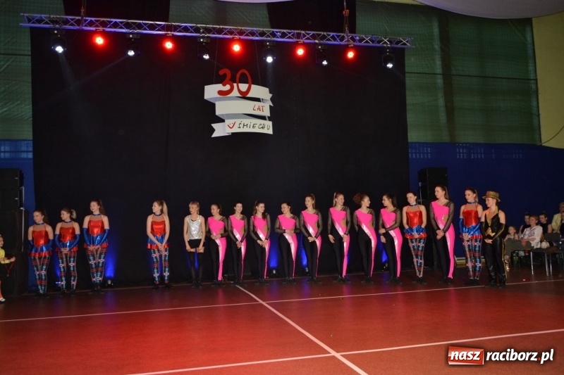 Zdjęcie w galerii na portalu naszraciborz.pl: Jubileusz 30-lecia zespołu tanecznego Uśmiech z udziałem Ani Wyszkoni  wiadomości z regionu