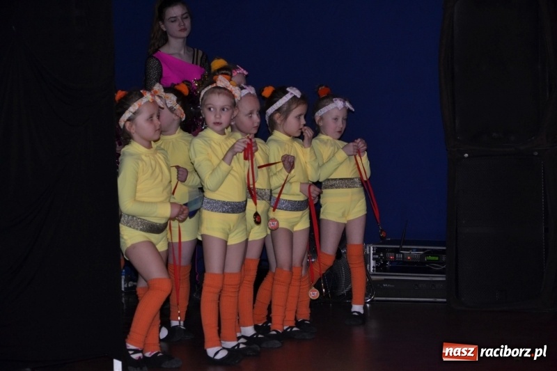 Zdjęcie w galerii na portalu naszraciborz.pl: Jubileusz 30-lecia zespołu tanecznego Uśmiech z udziałem Ani Wyszkoni  wiadomości z regionu