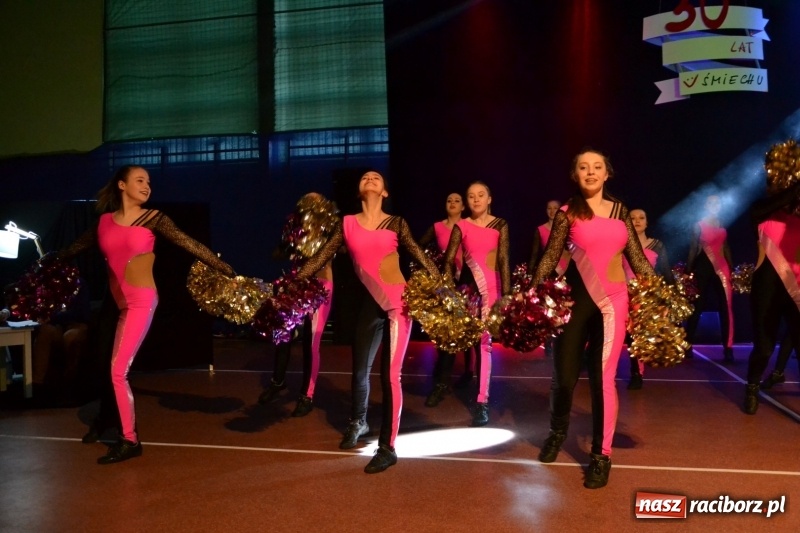 Zdjęcie w galerii na portalu naszraciborz.pl: Jubileusz 30-lecia zespołu tanecznego Uśmiech z udziałem Ani Wyszkoni  wiadomości z regionu