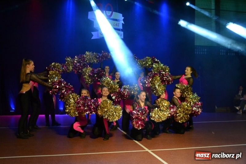 Zdjęcie w galerii na portalu naszraciborz.pl: Jubileusz 30-lecia zespołu tanecznego Uśmiech z udziałem Ani Wyszkoni  wiadomości z regionu