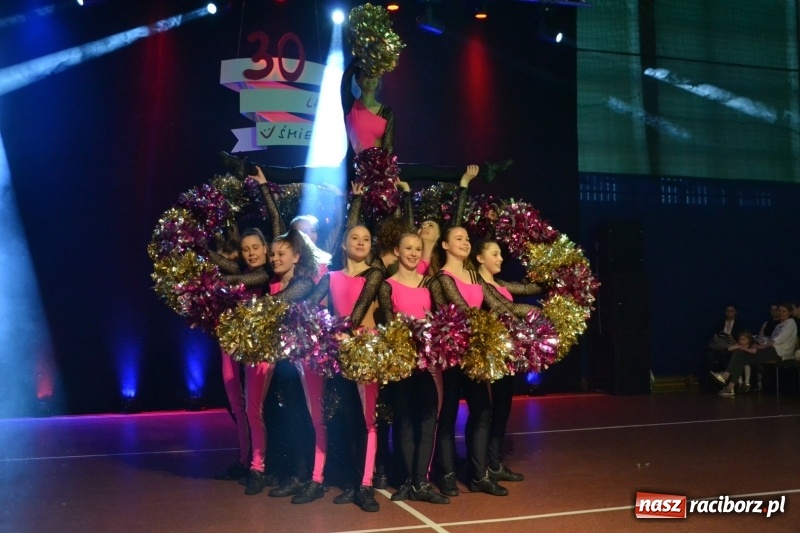 Zdjęcie w galerii na portalu naszraciborz.pl: Jubileusz 30-lecia zespołu tanecznego Uśmiech z udziałem Ani Wyszkoni  wiadomości z regionu