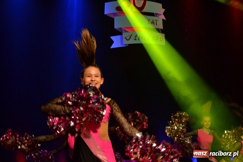 Zdjęcie w galerii na portalu naszraciborz.pl: Jubileusz 30-lecia zespołu tanecznego Uśmiech z udziałem Ani Wyszkoni  wiadomości z regionu