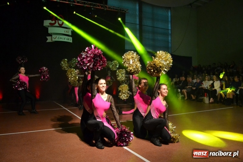 Zdjęcie w galerii na portalu naszraciborz.pl: Jubileusz 30-lecia zespołu tanecznego Uśmiech z udziałem Ani Wyszkoni  wiadomości z regionu