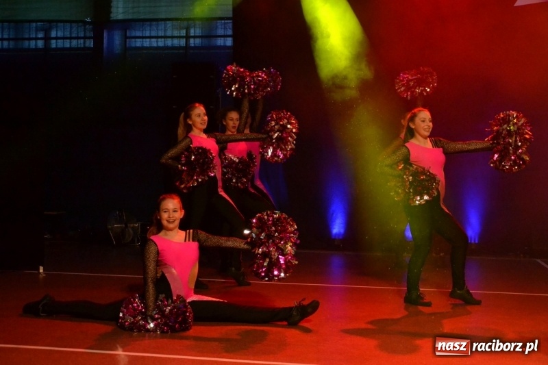 Zdjęcie w galerii na portalu naszraciborz.pl: Jubileusz 30-lecia zespołu tanecznego Uśmiech z udziałem Ani Wyszkoni  wiadomości z regionu