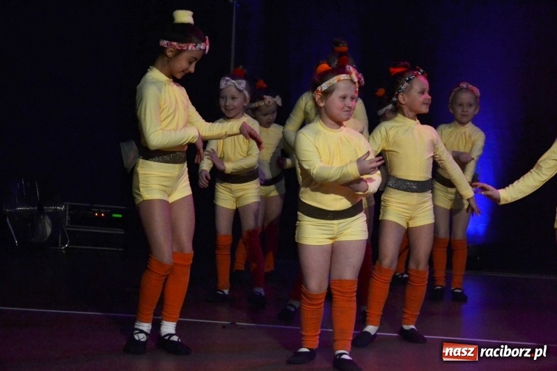 Zdjęcie w galerii na portalu naszraciborz.pl: Jubileusz 30-lecia zespołu tanecznego Uśmiech z udziałem Ani Wyszkoni  wiadomości z regionu