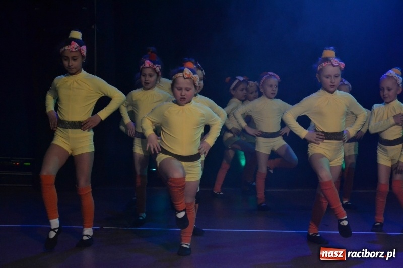 Zdjęcie w galerii na portalu naszraciborz.pl: Jubileusz 30-lecia zespołu tanecznego Uśmiech z udziałem Ani Wyszkoni  wiadomości z regionu