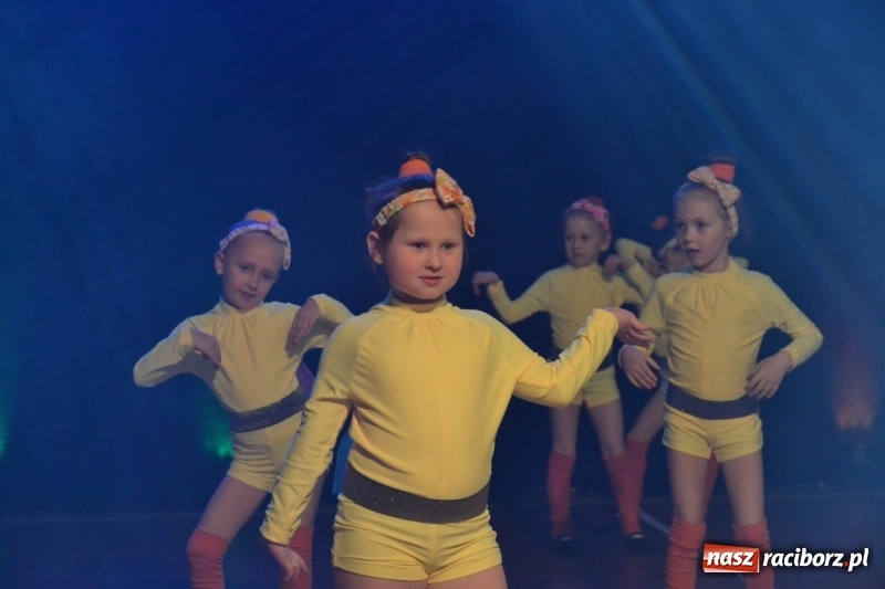 Zdjęcie w galerii na portalu naszraciborz.pl: Jubileusz 30-lecia zespołu tanecznego Uśmiech z udziałem Ani Wyszkoni  wiadomości z regionu