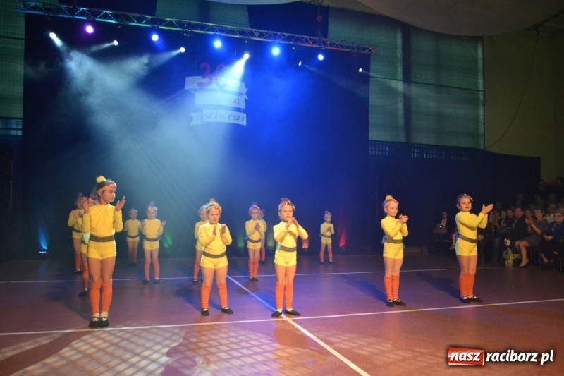Zdjęcie w galerii na portalu naszraciborz.pl: Jubileusz 30-lecia zespołu tanecznego Uśmiech z udziałem Ani Wyszkoni  wiadomości z regionu