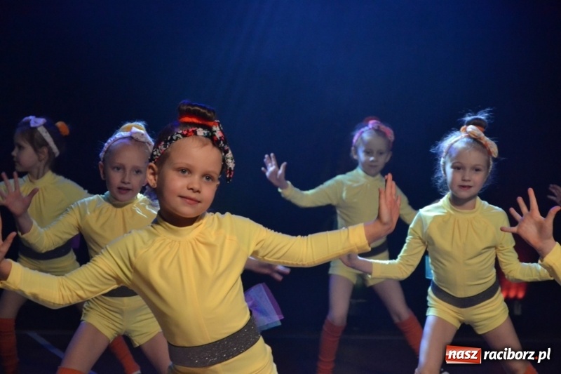 Zdjęcie w galerii na portalu naszraciborz.pl: Jubileusz 30-lecia zespołu tanecznego Uśmiech z udziałem Ani Wyszkoni  wiadomości z regionu