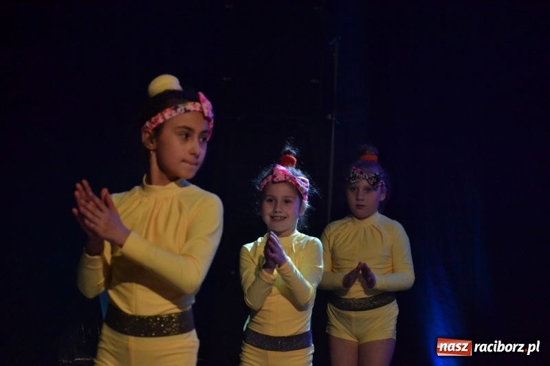 Zdjęcie w galerii na portalu naszraciborz.pl: Jubileusz 30-lecia zespołu tanecznego Uśmiech z udziałem Ani Wyszkoni  wiadomości z regionu