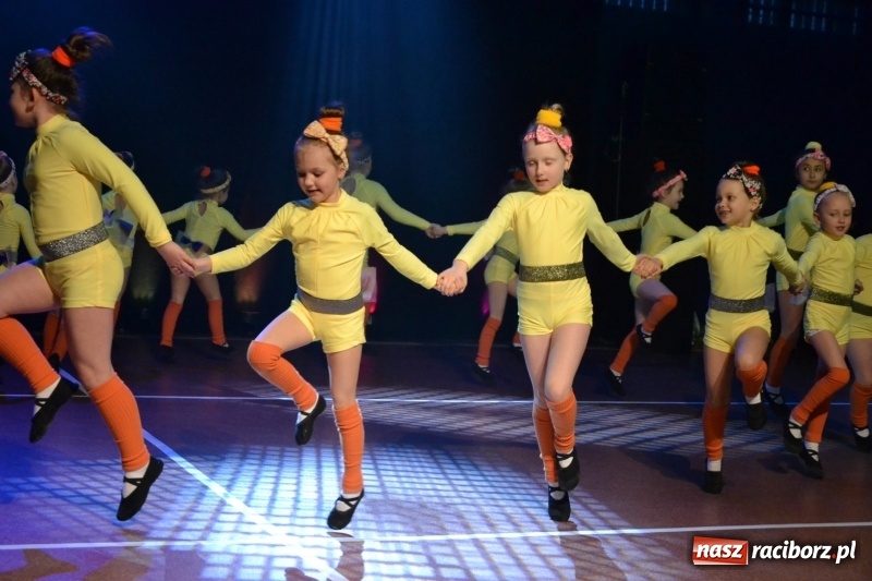 Zdjęcie w galerii na portalu naszraciborz.pl: Jubileusz 30-lecia zespołu tanecznego Uśmiech z udziałem Ani Wyszkoni  wiadomości z regionu