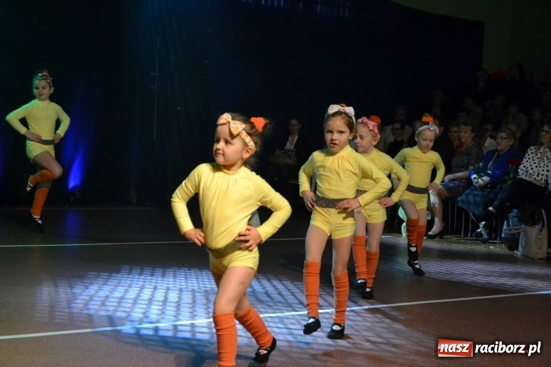 Zdjęcie w galerii na portalu naszraciborz.pl: Jubileusz 30-lecia zespołu tanecznego Uśmiech z udziałem Ani Wyszkoni  wiadomości z regionu