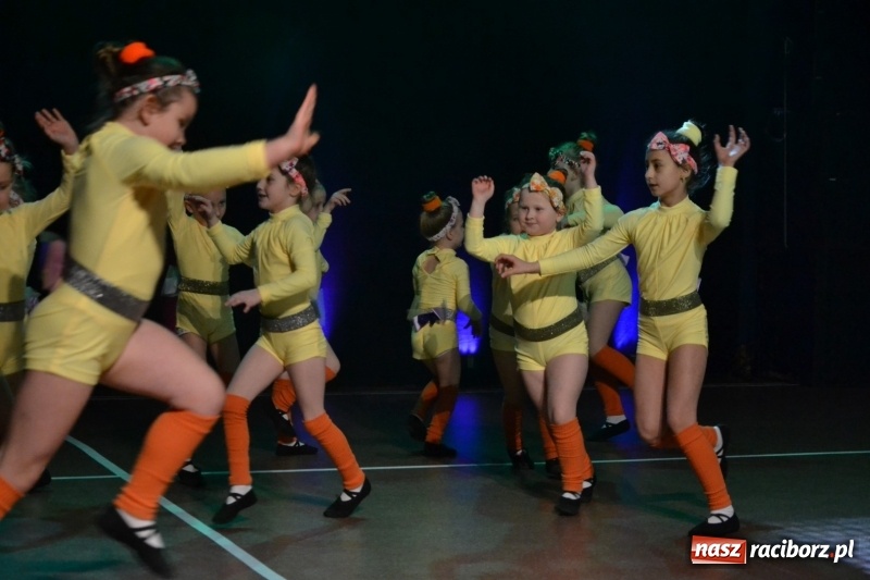 Zdjęcie w galerii na portalu naszraciborz.pl: Jubileusz 30-lecia zespołu tanecznego Uśmiech z udziałem Ani Wyszkoni  wiadomości z regionu