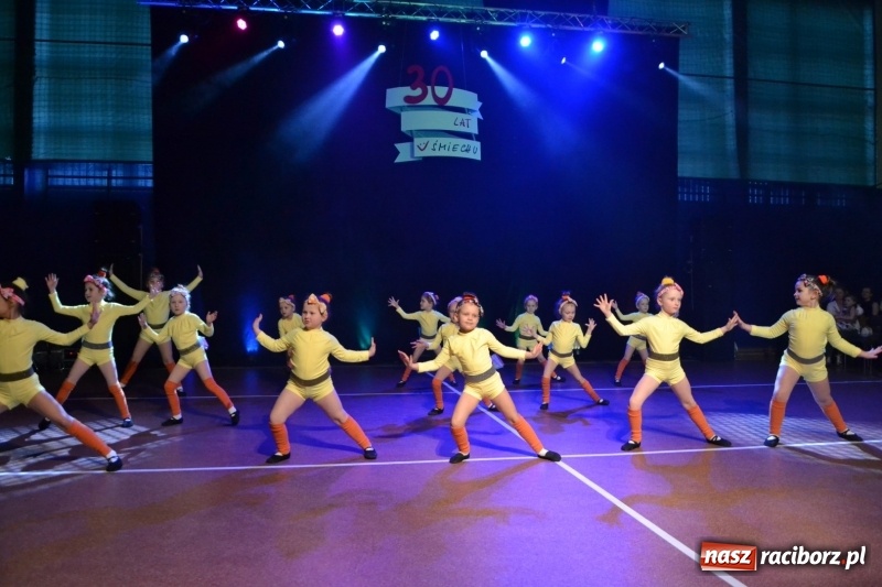 Zdjęcie w galerii na portalu naszraciborz.pl: Jubileusz 30-lecia zespołu tanecznego Uśmiech z udziałem Ani Wyszkoni  wiadomości z regionu
