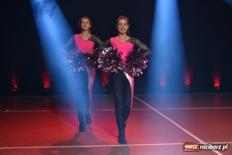 Zdjęcie w galerii na portalu naszraciborz.pl: Jubileusz 30-lecia zespołu tanecznego Uśmiech z udziałem Ani Wyszkoni  wiadomości z regionu