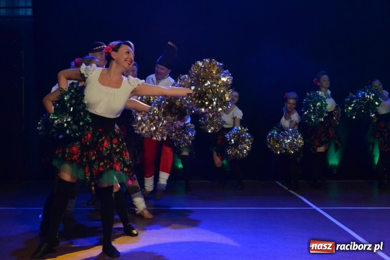 Zdjęcie w galerii na portalu naszraciborz.pl: Jubileusz 30-lecia zespołu tanecznego Uśmiech z udziałem Ani Wyszkoni  wiadomości z regionu