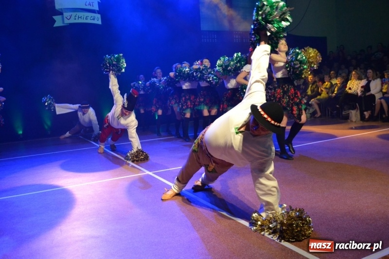 Zdjęcie w galerii na portalu naszraciborz.pl: Jubileusz 30-lecia zespołu tanecznego Uśmiech z udziałem Ani Wyszkoni  wiadomości z regionu