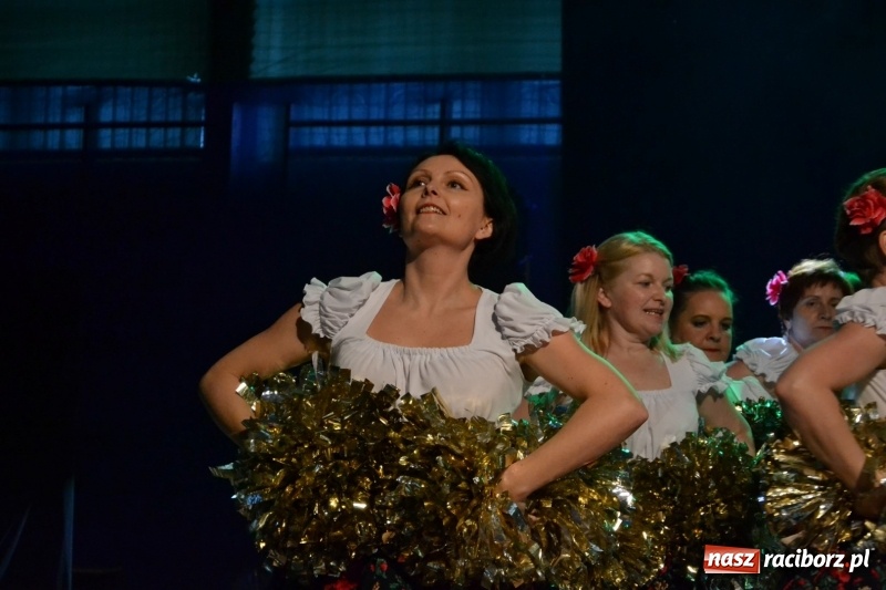 Zdjęcie w galerii na portalu naszraciborz.pl: Jubileusz 30-lecia zespołu tanecznego Uśmiech z udziałem Ani Wyszkoni  wiadomości z regionu