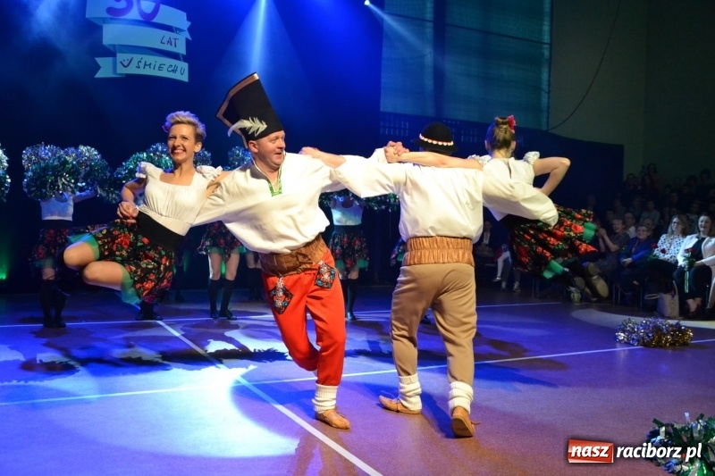 Zdjęcie w galerii na portalu naszraciborz.pl: Jubileusz 30-lecia zespołu tanecznego Uśmiech z udziałem Ani Wyszkoni  wiadomości z regionu
