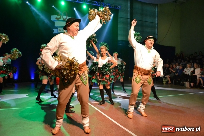 Zdjęcie w galerii na portalu naszraciborz.pl: Jubileusz 30-lecia zespołu tanecznego Uśmiech z udziałem Ani Wyszkoni  wiadomości z regionu