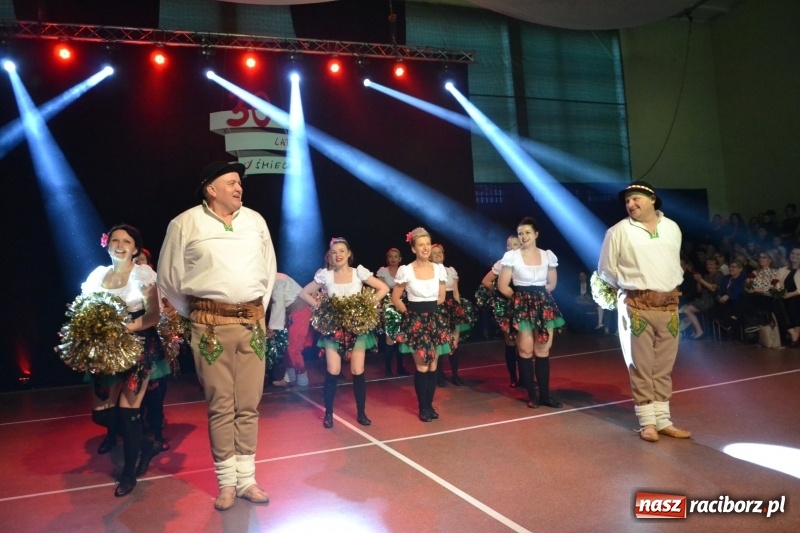 Zdjęcie w galerii na portalu naszraciborz.pl: Jubileusz 30-lecia zespołu tanecznego Uśmiech z udziałem Ani Wyszkoni  wiadomości z regionu