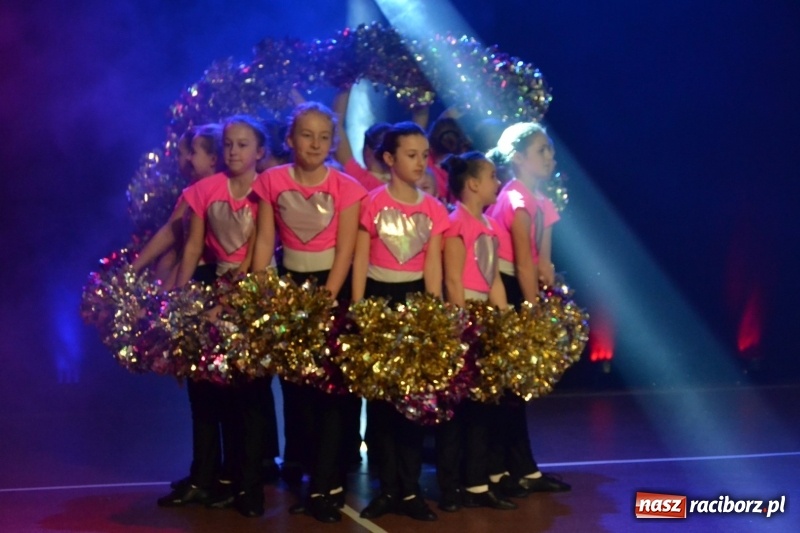 Zdjęcie w galerii na portalu naszraciborz.pl: Jubileusz 30-lecia zespołu tanecznego Uśmiech z udziałem Ani Wyszkoni  wiadomości z regionu
