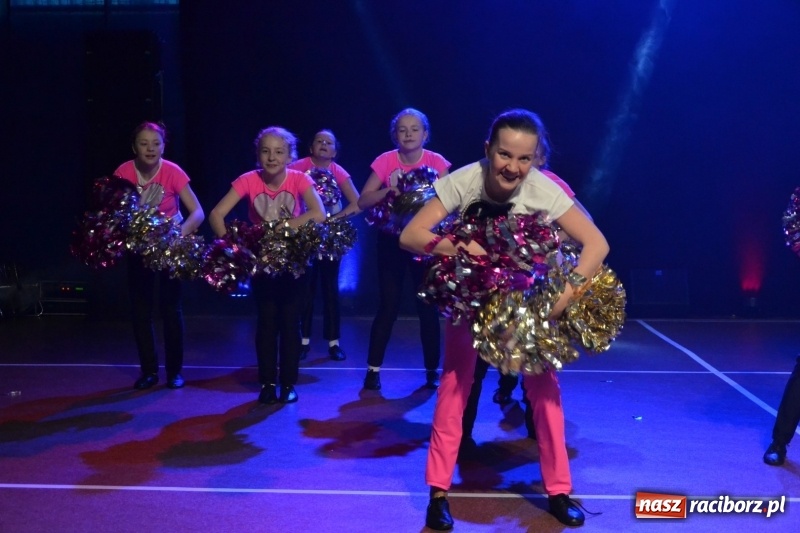 Zdjęcie w galerii na portalu naszraciborz.pl: Jubileusz 30-lecia zespołu tanecznego Uśmiech z udziałem Ani Wyszkoni  wiadomości z regionu