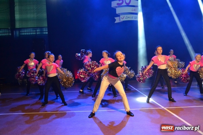 Zdjęcie w galerii na portalu naszraciborz.pl: Jubileusz 30-lecia zespołu tanecznego Uśmiech z udziałem Ani Wyszkoni  wiadomości z regionu