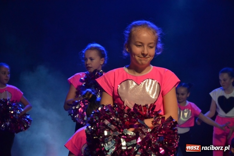 Zdjęcie w galerii na portalu naszraciborz.pl: Jubileusz 30-lecia zespołu tanecznego Uśmiech z udziałem Ani Wyszkoni  wiadomości z regionu