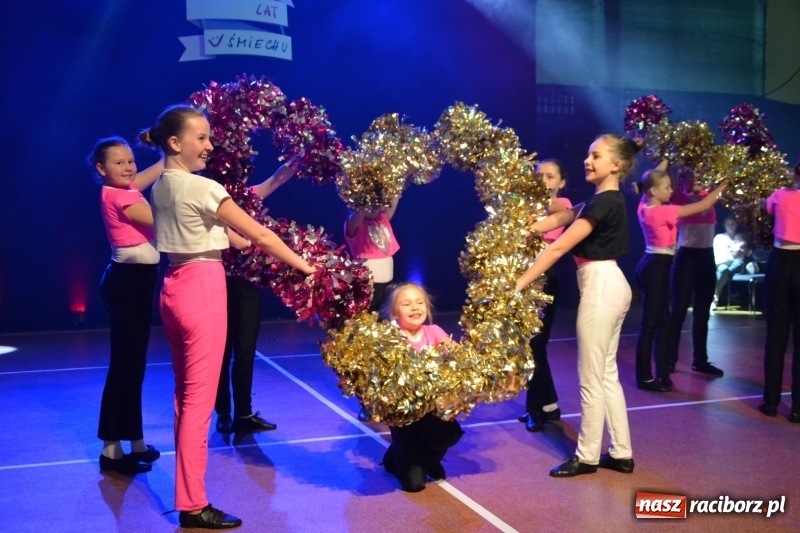 Zdjęcie w galerii na portalu naszraciborz.pl: Jubileusz 30-lecia zespołu tanecznego Uśmiech z udziałem Ani Wyszkoni  wiadomości z regionu