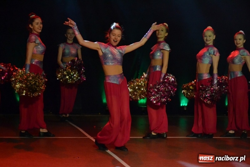 Zdjęcie w galerii na portalu naszraciborz.pl: Jubileusz 30-lecia zespołu tanecznego Uśmiech z udziałem Ani Wyszkoni  wiadomości z regionu