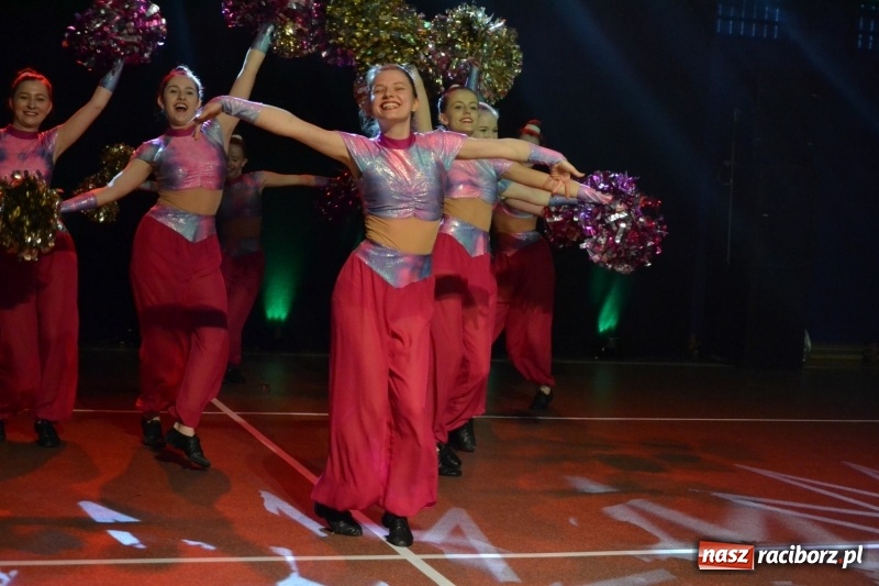 Zdjęcie w galerii na portalu naszraciborz.pl: Jubileusz 30-lecia zespołu tanecznego Uśmiech z udziałem Ani Wyszkoni  wiadomości z regionu