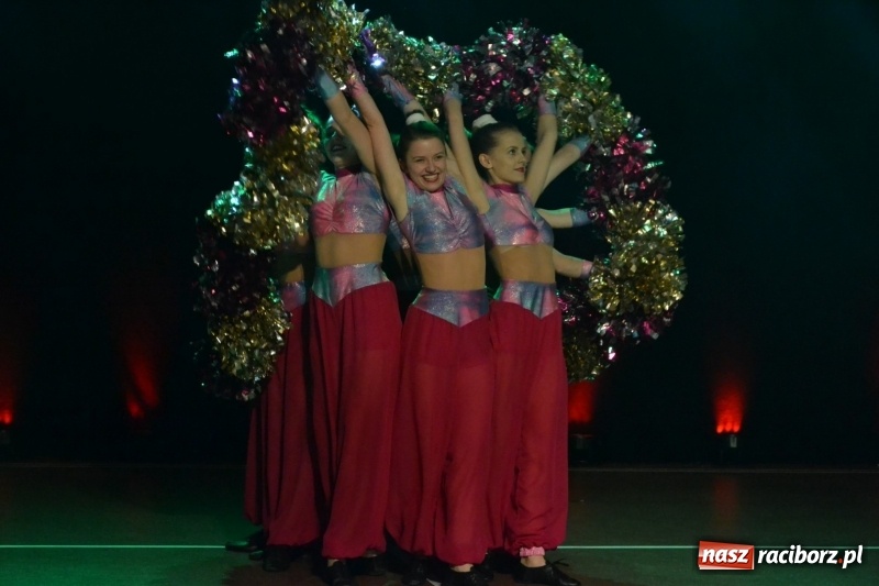Zdjęcie w galerii na portalu naszraciborz.pl: Jubileusz 30-lecia zespołu tanecznego Uśmiech z udziałem Ani Wyszkoni  wiadomości z regionu