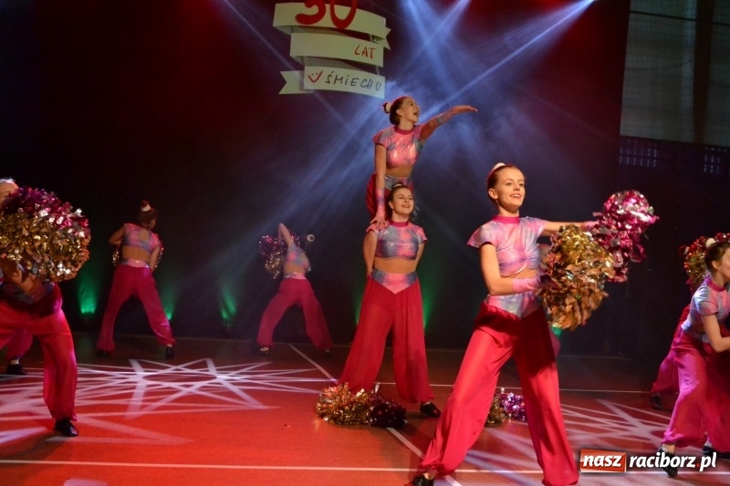 Zdjęcie w galerii na portalu naszraciborz.pl: Jubileusz 30-lecia zespołu tanecznego Uśmiech z udziałem Ani Wyszkoni  wiadomości z regionu