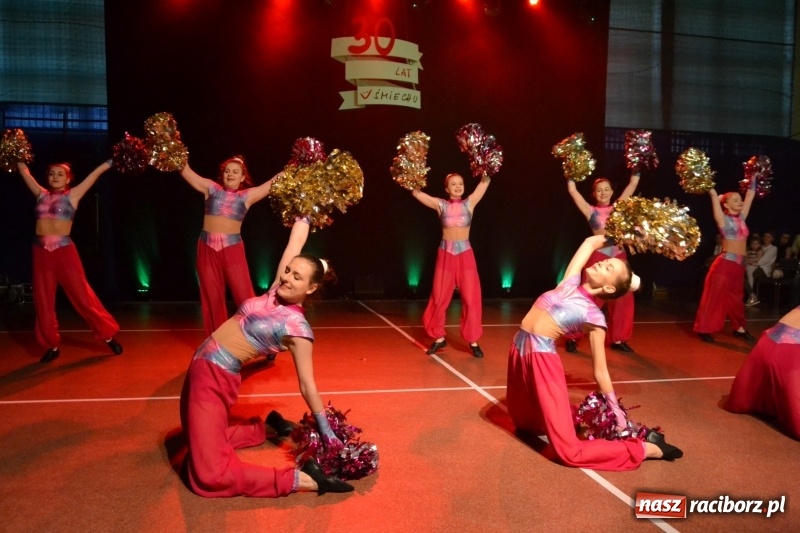 Zdjęcie w galerii na portalu naszraciborz.pl: Jubileusz 30-lecia zespołu tanecznego Uśmiech z udziałem Ani Wyszkoni  wiadomości z regionu