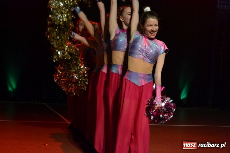 Zdjęcie w galerii na portalu naszraciborz.pl: Jubileusz 30-lecia zespołu tanecznego Uśmiech z udziałem Ani Wyszkoni  wiadomości z regionu
