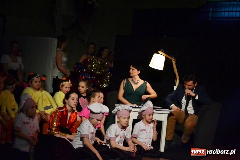 Zdjęcie w galerii na portalu naszraciborz.pl: Jubileusz 30-lecia zespołu tanecznego Uśmiech z udziałem Ani Wyszkoni  wiadomości z regionu