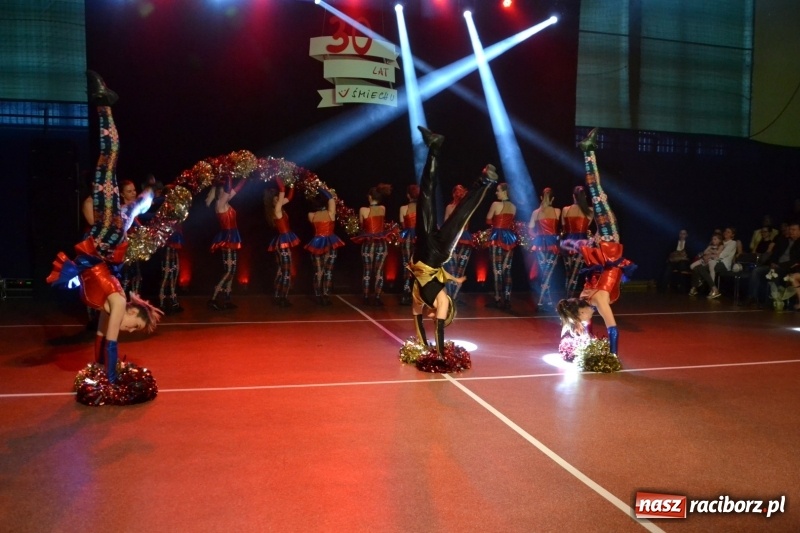 Zdjęcie w galerii na portalu naszraciborz.pl: Jubileusz 30-lecia zespołu tanecznego Uśmiech z udziałem Ani Wyszkoni  wiadomości z regionu