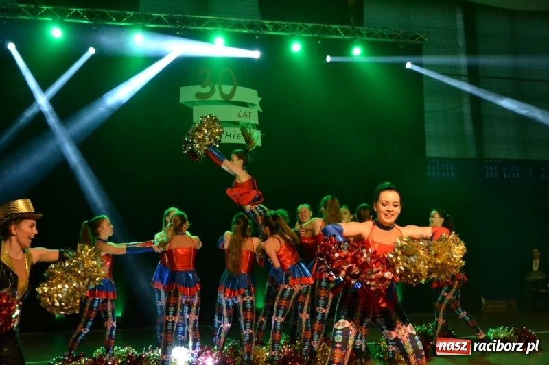 Zdjęcie w galerii na portalu naszraciborz.pl: Jubileusz 30-lecia zespołu tanecznego Uśmiech z udziałem Ani Wyszkoni  wiadomości z regionu