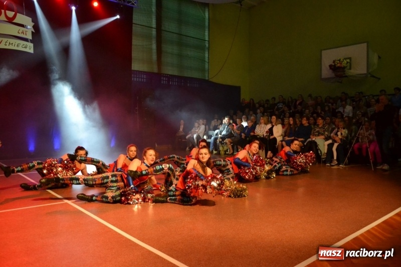 Zdjęcie w galerii na portalu naszraciborz.pl: Jubileusz 30-lecia zespołu tanecznego Uśmiech z udziałem Ani Wyszkoni  wiadomości z regionu