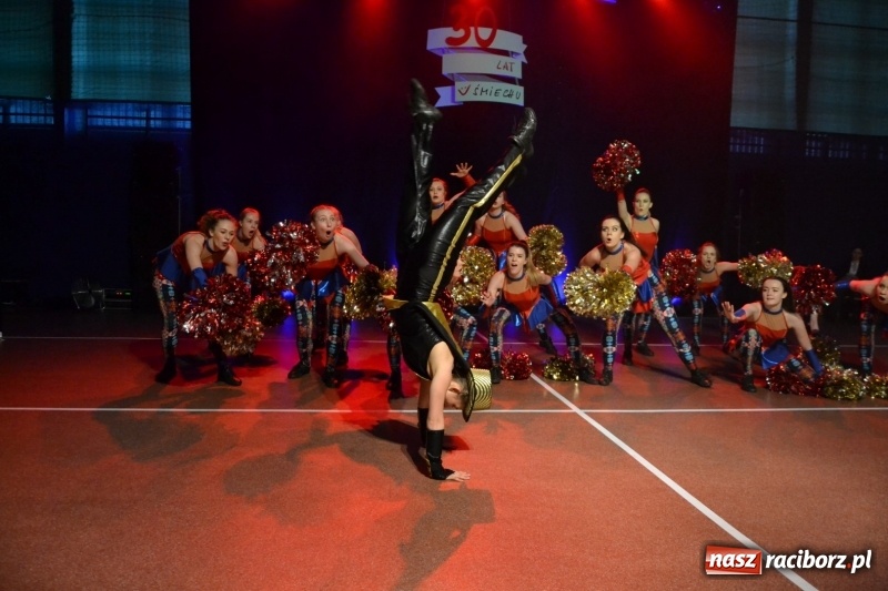 Zdjęcie w galerii na portalu naszraciborz.pl: Jubileusz 30-lecia zespołu tanecznego Uśmiech z udziałem Ani Wyszkoni  wiadomości z regionu