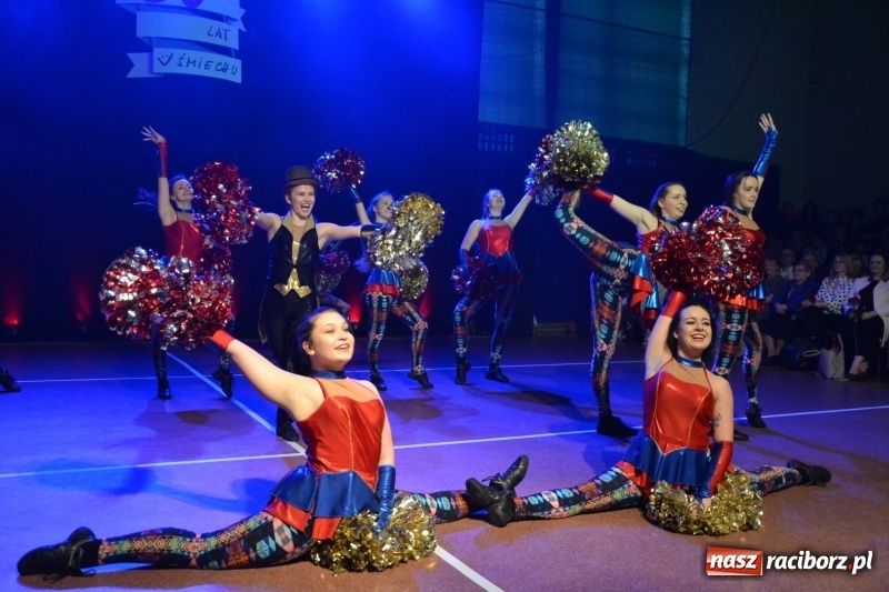 Zdjęcie w galerii na portalu naszraciborz.pl: Jubileusz 30-lecia zespołu tanecznego Uśmiech z udziałem Ani Wyszkoni  wiadomości z regionu