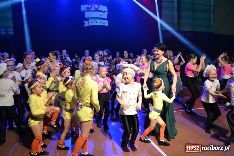 Zdjęcie w galerii na portalu naszraciborz.pl: Jubileusz 30-lecia zespołu tanecznego Uśmiech z udziałem Ani Wyszkoni  wiadomości z regionu